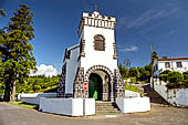 Azzorre, Isola di Faial - Salita alla caldera- La Hermida de Sao Joao dove inizia la Pista da Caldeira. 